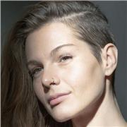 Nómada, libre y curiosa. A quién le interese viajar, comunicar y conectar. Pueden ser clases totalmente ajustadas a necesidades o más estándar.